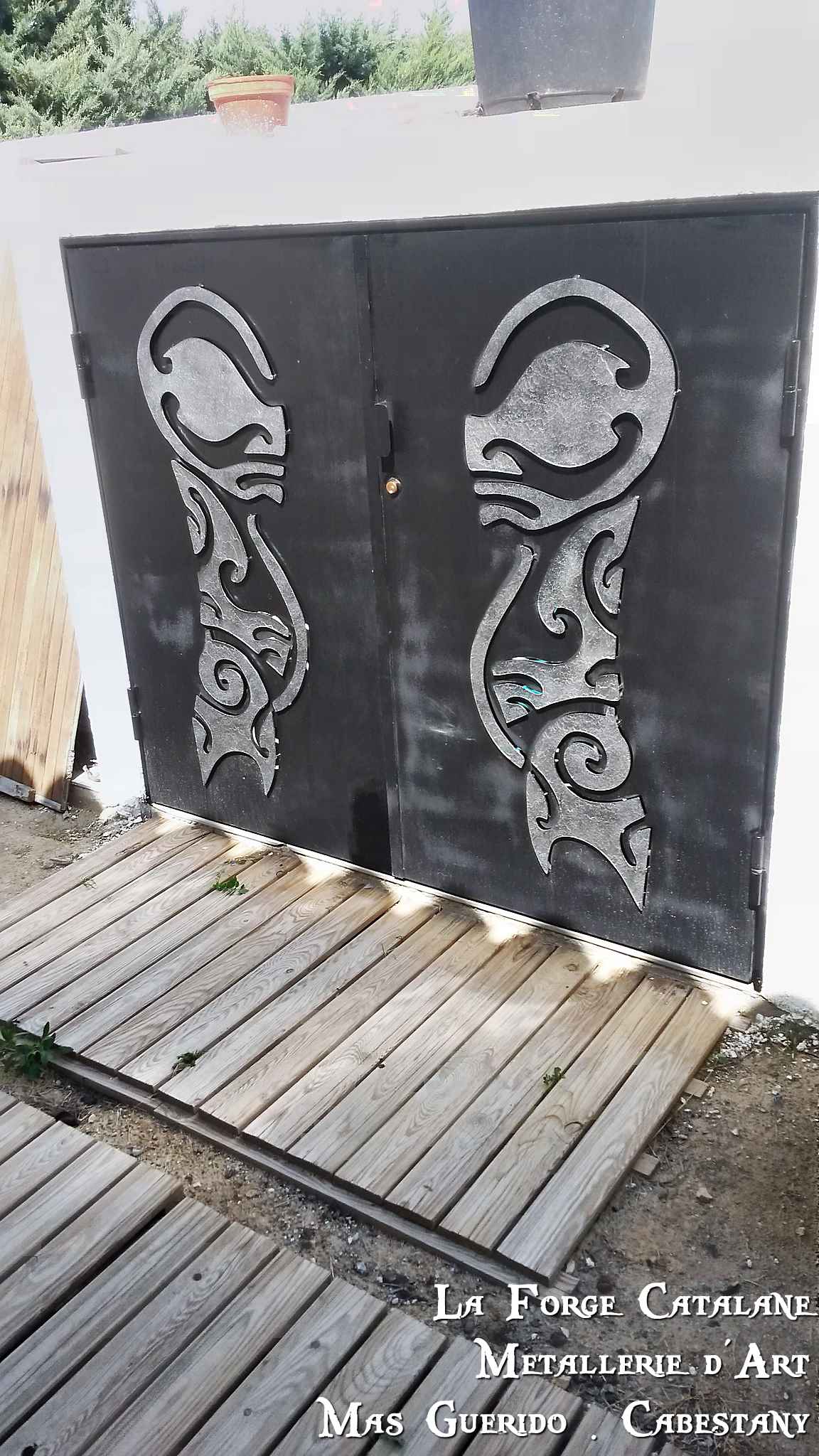 porte sur machinerie piscine en relief decoupe laser forge catalane 2.jpg